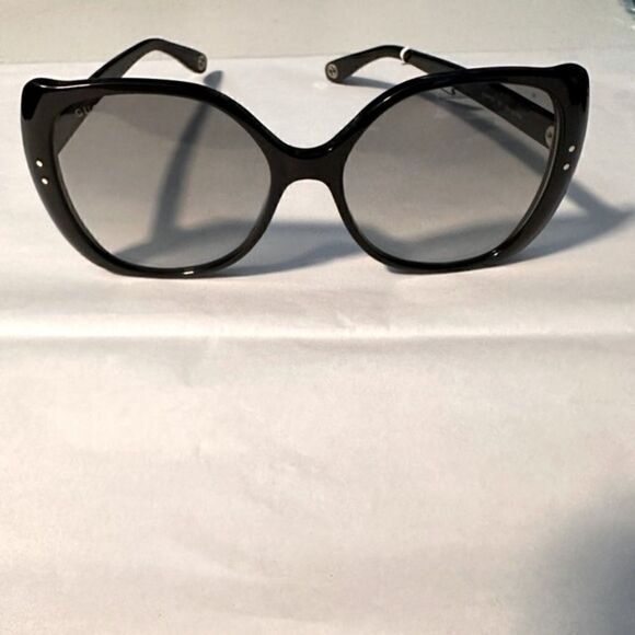 Gucci Logo GG 0472S 001 Sunglasses Black . Comes with Original Case - Picture 2 of 6